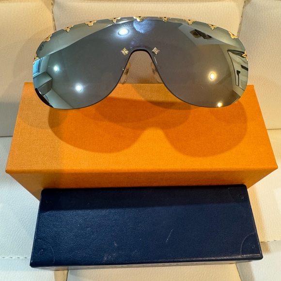 Louis Vuitton Silver tone/Metallic Mirrored Shield Sunglasses - Picture 2 of 9